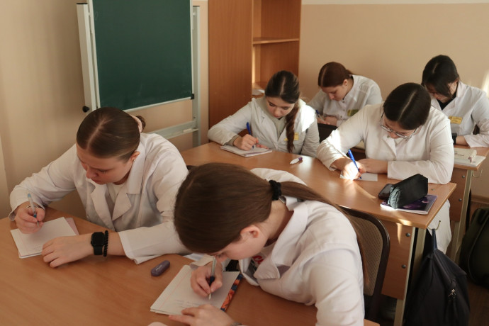 Студенты, преподаватели и сотрудники медицинского колледжа поддерживают участников СВО. 10