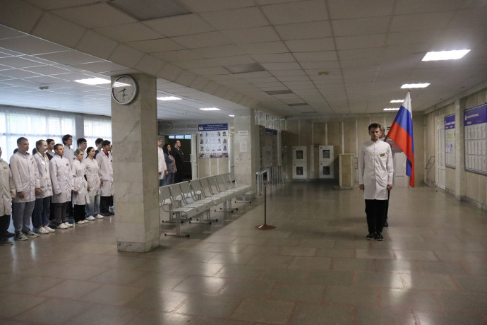 Понедельник в медицинском колледже начинается с важных традиций и заслуженных наград! 2