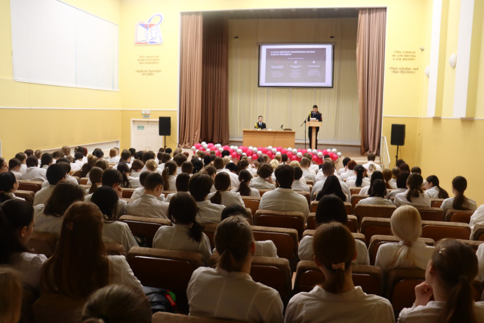 Курсанты Омской Академии МВД провели лекцию для студентов Медицинского колледжа: противодействие экстремизму. 1