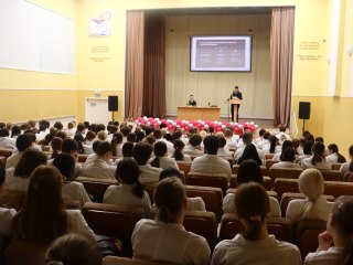 Курсанты Омской Академии МВД провели лекцию для студентов Медицинского колледжа: противодействие экстремизму.